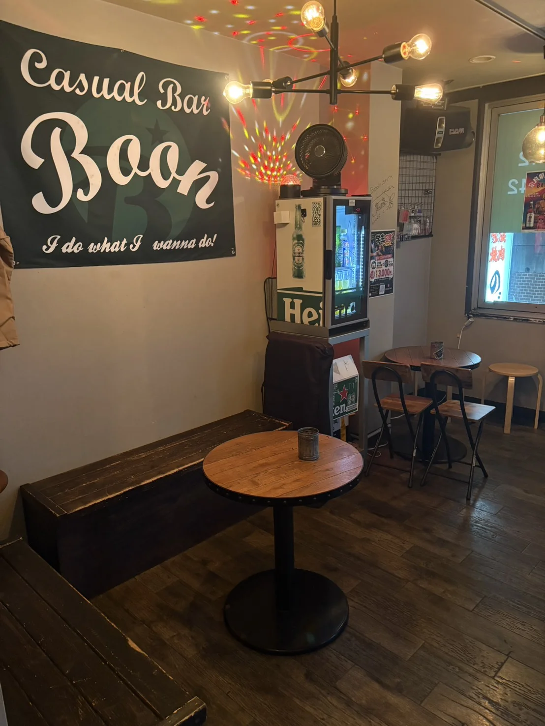 Casual Bar Boonの壁ロゴとテーブル席